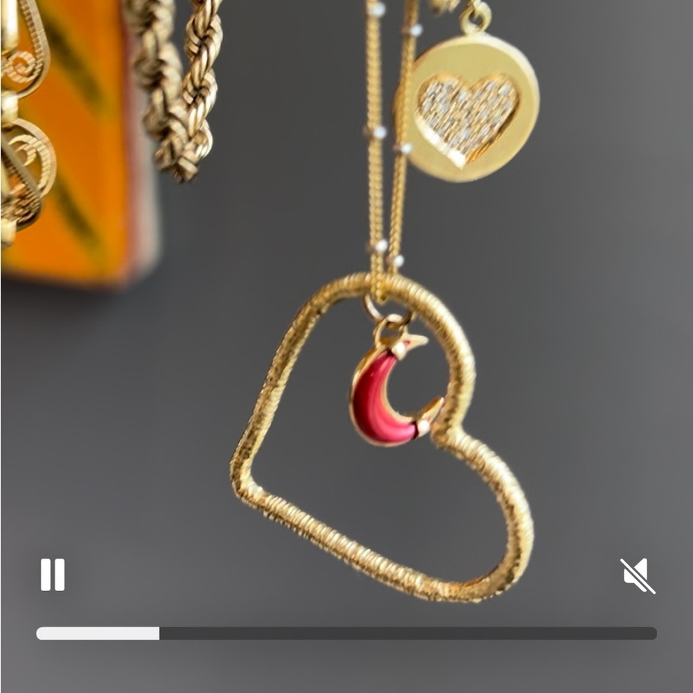 Brent Neale unsigned floating 18k heart is the only remaining piece available - Picture 3 of 4